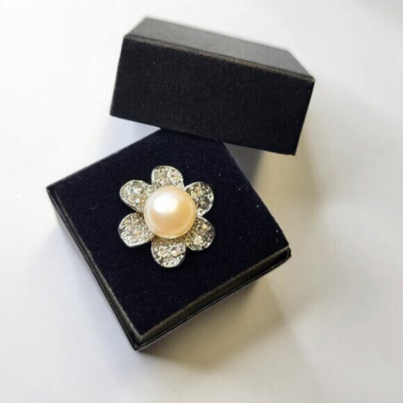 Genuine Off White Pinkish Pearl and Swaroski Flower Ring Size 7.5 - Picture 1 of 12